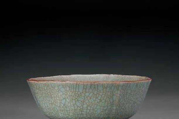 中国古美術品、宋代官窑瓷器、金丝铁线。高约24厘米。 中国古美術品、宋代官窑瓷器、金丝铁线。高约24厘米。