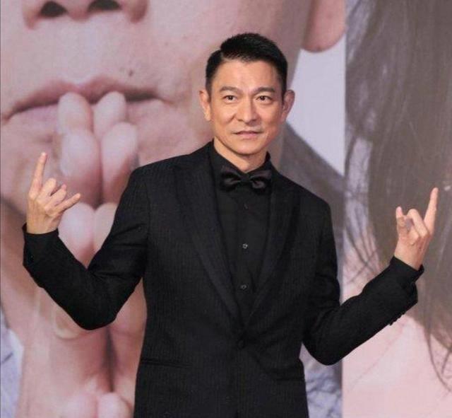 刘德华穿休闲外套戴棒球帽显俏皮,吊裆裤到膝盖处_时尚_牛仔_颜色