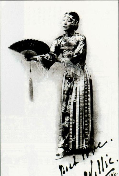 女孩,直接打破了满洲贵族不得与汉人通婚的禁忌,勇敢嫁给了汉人唐宝潮