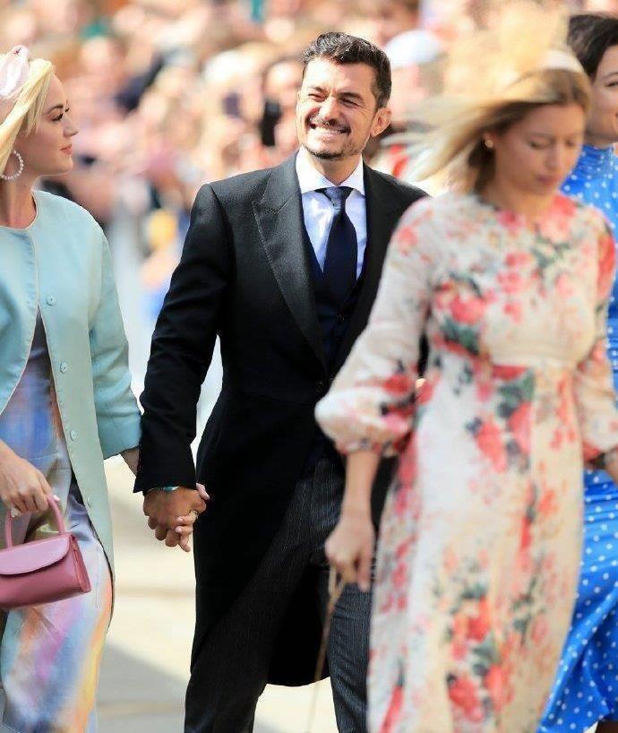 水果姐携手精灵王子现身,渐变彩虹裙绚丽吸睛,王子难得清爽_婚礼_裙子