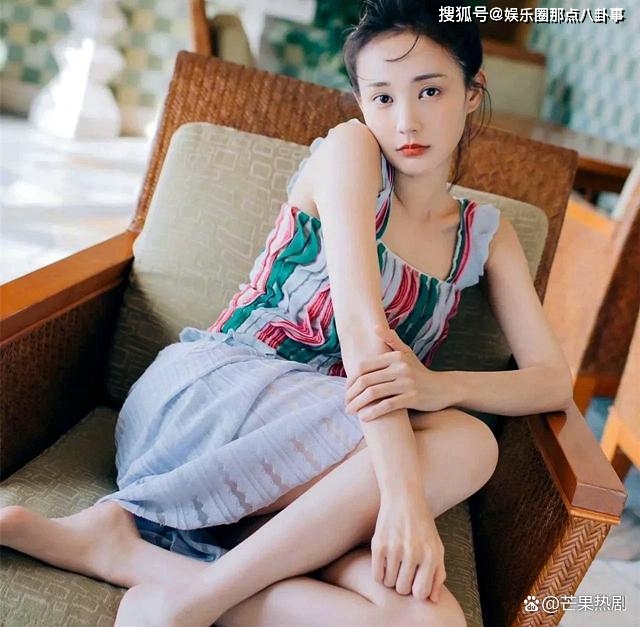 李一桐在飞机上脱鞋被拍_影响_行为_网友