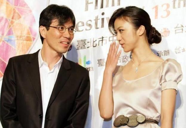 更有幽默的韩国媒体流露出对金泰勇的艳羡,并称金泰