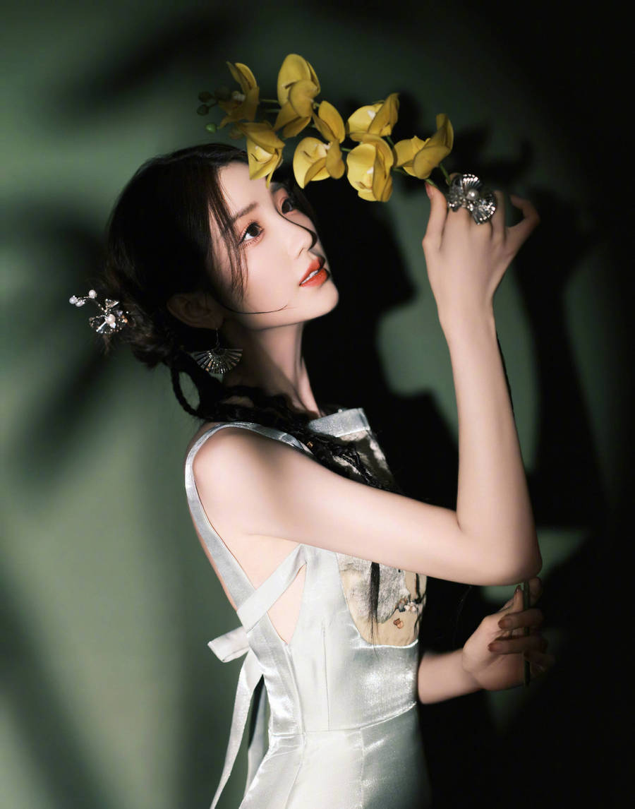 知名女星毛晓彤晒出清冷写真,肤白貌美双唇性感,气质如兰_照片_连衣裙