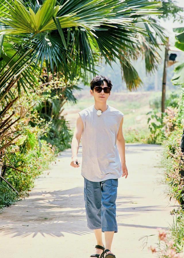 一身灰色半袖九分牛仔裤,墨镜,三七的发型,简直就是个意气风发的家伙.