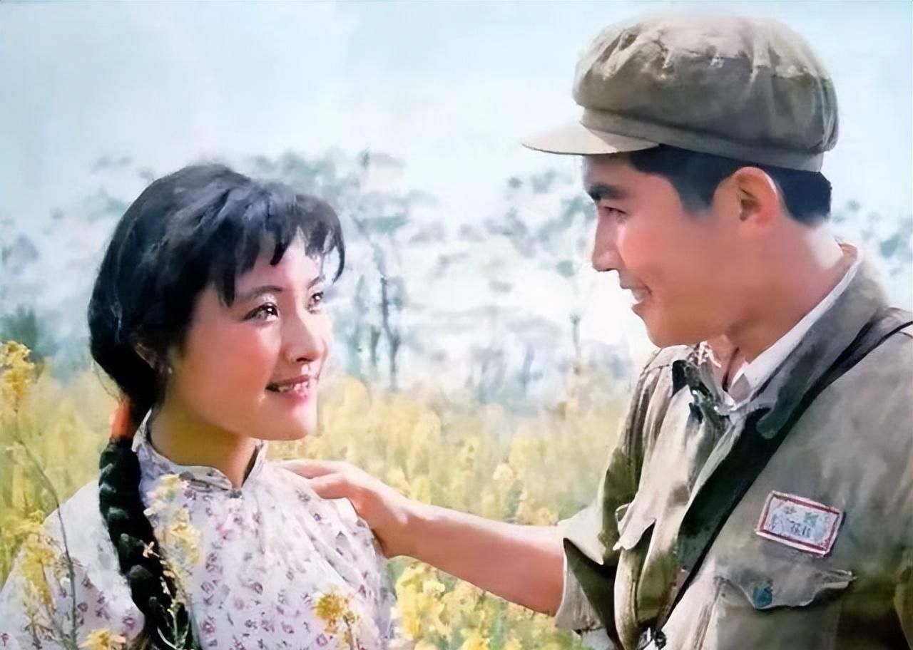 值得一提的是,唐国强早年出演电视剧《小花》时所穿的道具和服装也是