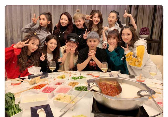 谢娜张杰请火箭少女吃火锅,谢娜坐张杰旁一脸幸福,同框好恩爱_傅菁