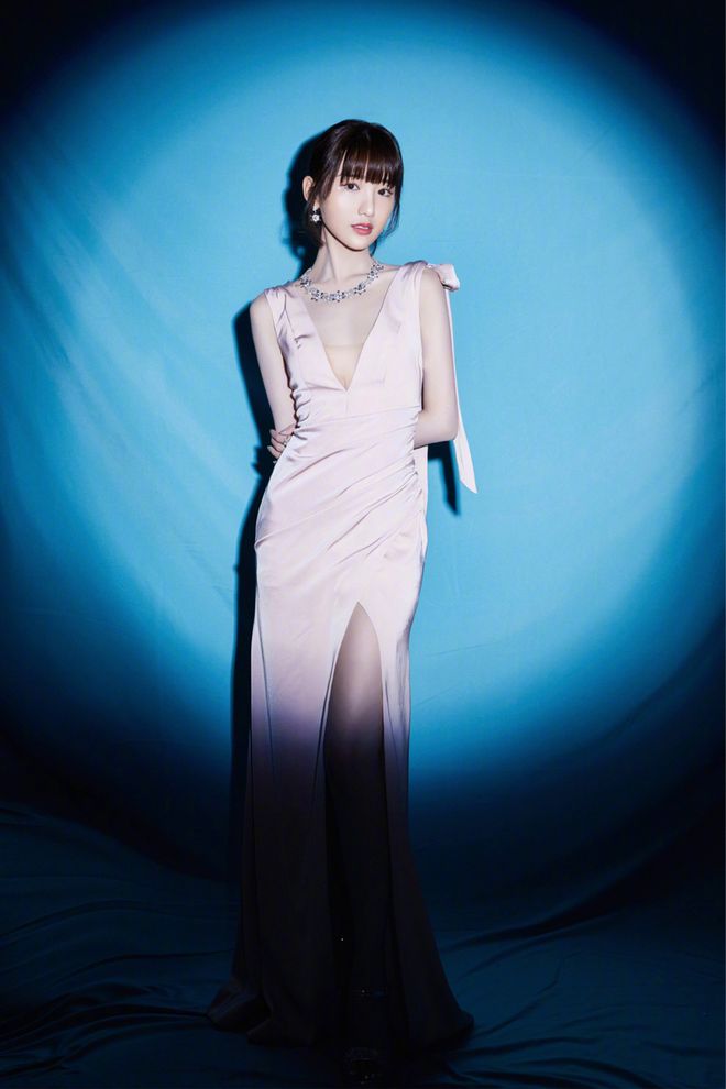 毛晓彤真会穿,穿绿色露肩针织裙露香肩美腿,这身材比例堪称完美_时尚