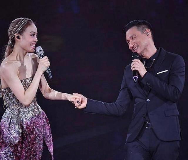 容祖儿出道21年,曾受质疑,幸获霍汶希力撑终成天后_joey_车牌_杨受成