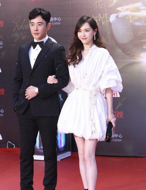 唐嫣罗晋活动后遭围堵,唐嫣小心护肚引猜测,粉丝一细节看出端倪_网友