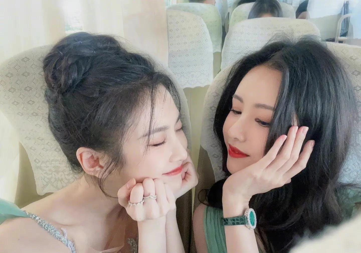 张慧雯晒和陈都灵金鸡奖自拍,都穿绿色礼裙走红毯的她们谁更美?