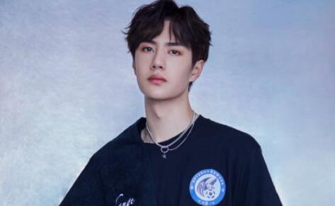 王一博穿粉卫衣录天天向上,婴儿肥超吸睛!网友:这叫三分颜值?