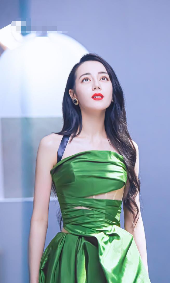 迪丽热巴又瘦了,穿抹身材镂空裙显优雅高级,"巴掌腰"美出新高度_时尚