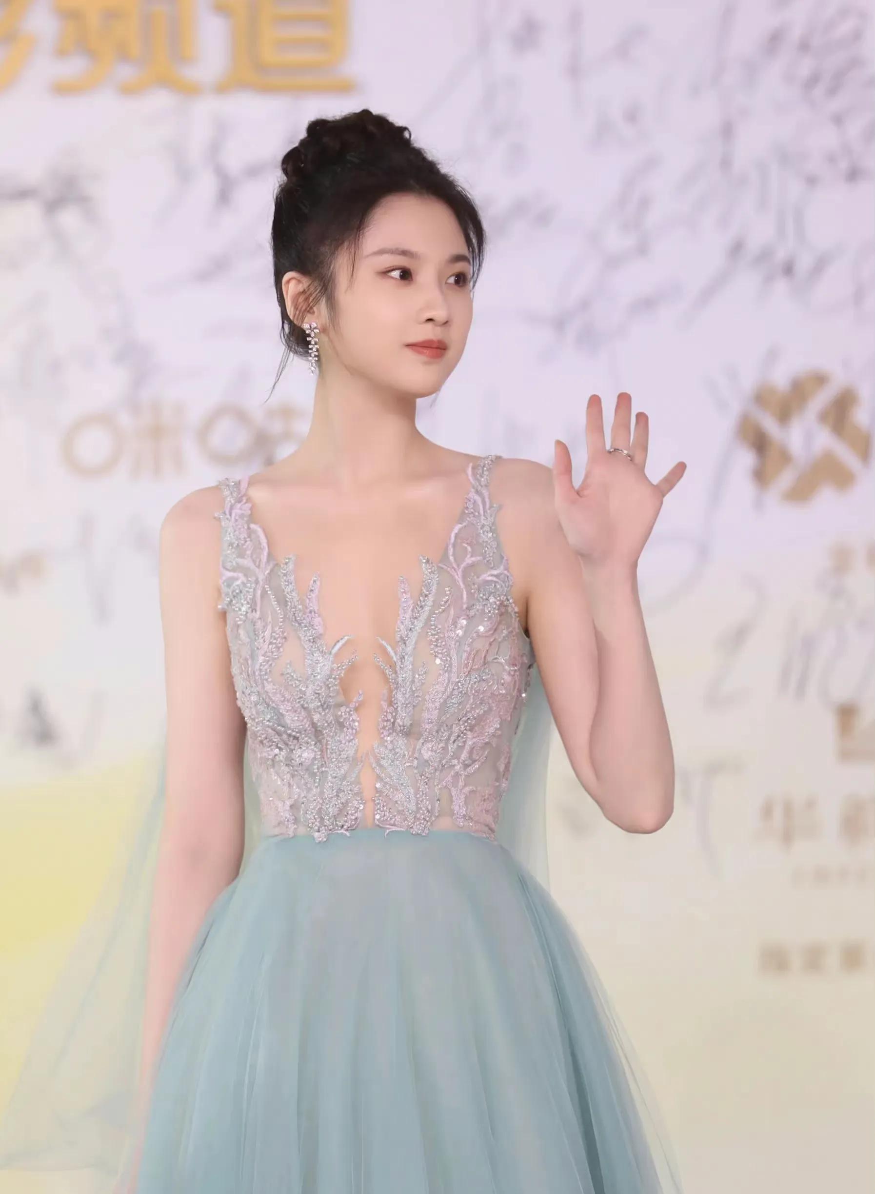 张慧雯晒和陈都灵金鸡奖自拍,都穿绿色礼裙走红毯的她们谁更美?