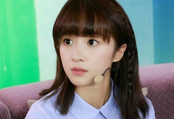 胡冰卿作为小一姐,部部女一,捧不起来也要硬捧.