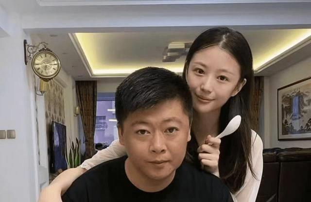 永强农村院子中熬中药,坐小马扎超接地气,妻子穿吊带出镜惹争议_杨晨