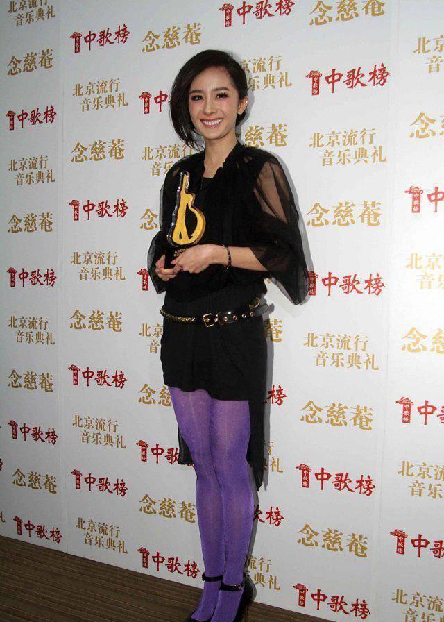 杨幂可以驾驭各种颜色的丝袜,"腿精"真是名不虚传啊!