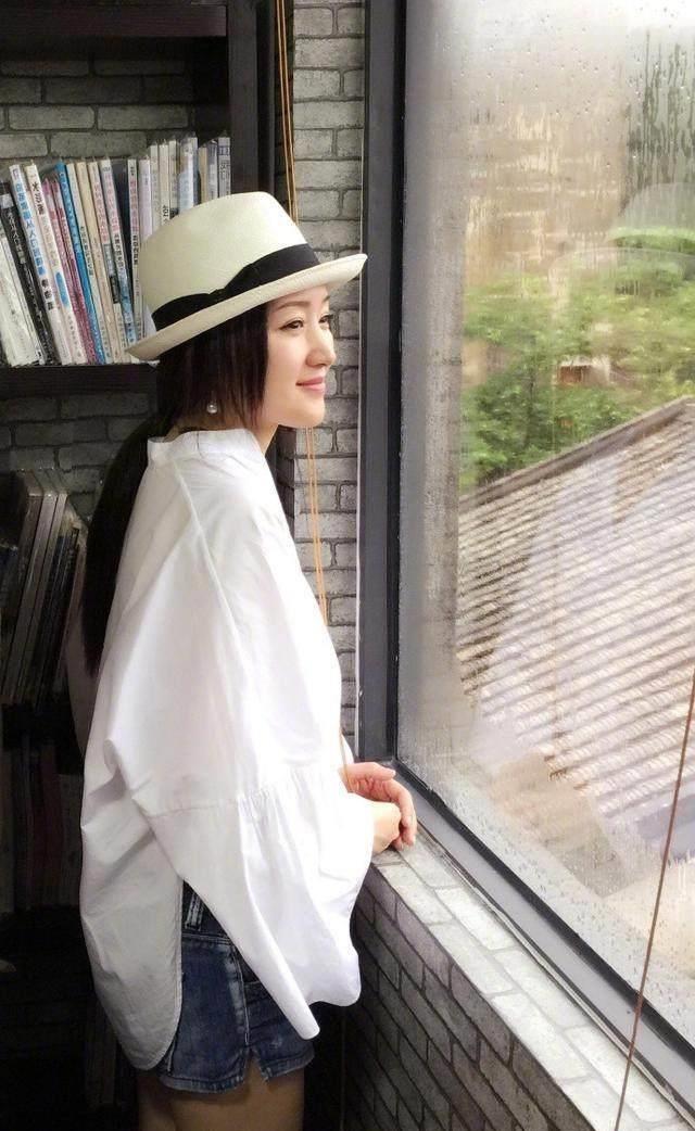 杨钰莹现机场,"裤子失踪"惹人醉,网友:年过半百的人了还装嫩_少女