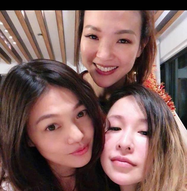 萧亚轩近照曝光皮肤超白,脸部略浮肿开心露笑,网友:怀孕了吗?