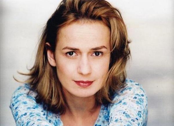 还托自己的妹妹给姜文介绍了国外美女桑德琳,让宁静彻底死心