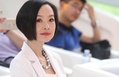 凭自己的努力小有成就,两次失败的婚史让她意志消沉,发福后的鲁豫状态