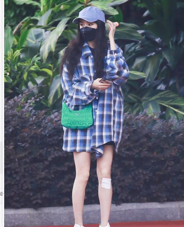 杨幂穿长款格子衬衫搭配骑行裤,简约宽松,打扮清新时尚_版型_黑色