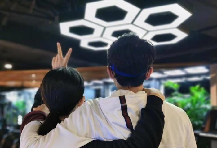 谢娜和张杰健身房约会!