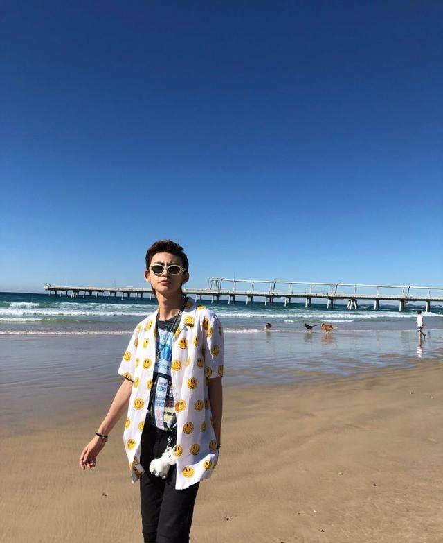 小鬼在澳洲海边拍了几张酷酷的照片,却被粉丝发现他的"小心机"_独角兽