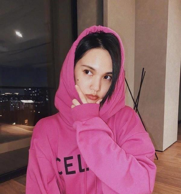 杨丞琳的痣好美,穿上毛衣很迷人,很有辨识度_粉红色_衣服_气质