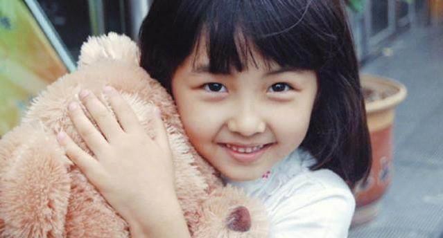 杨紫在儿童节晒的照片有点帅,景甜从小就是女神啊!_小时候_穿着_童心