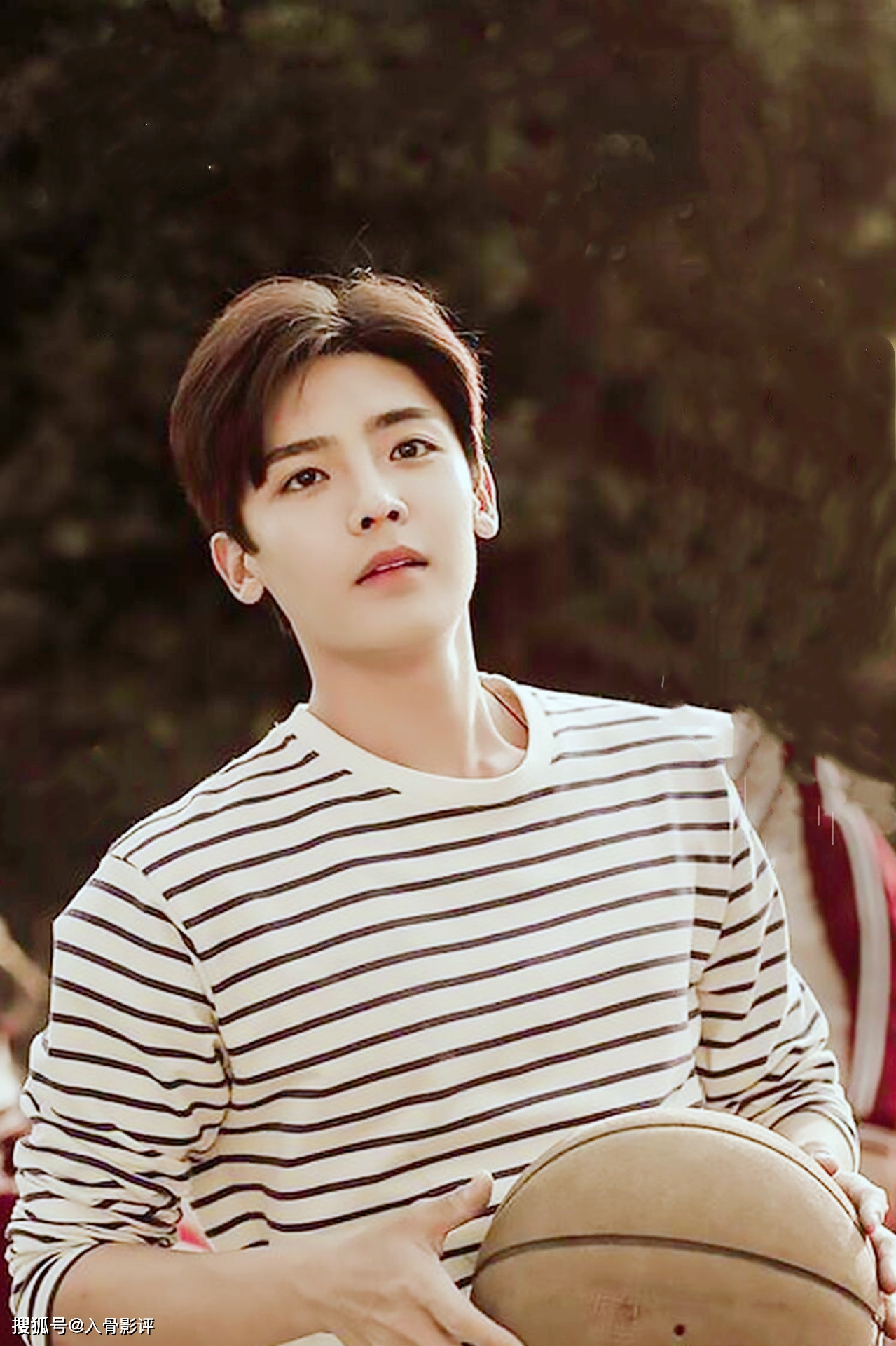 但即使是这样青梅竹马的陪伴,依旧敌不过天降的花彪,侯明昊饰演的花彪