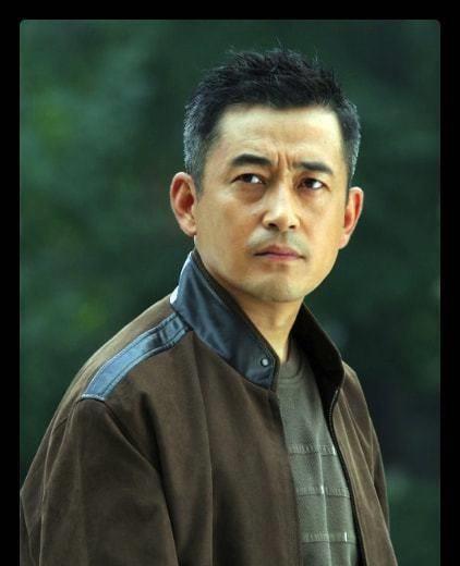 戏骨王志飞与女儿推雪球!