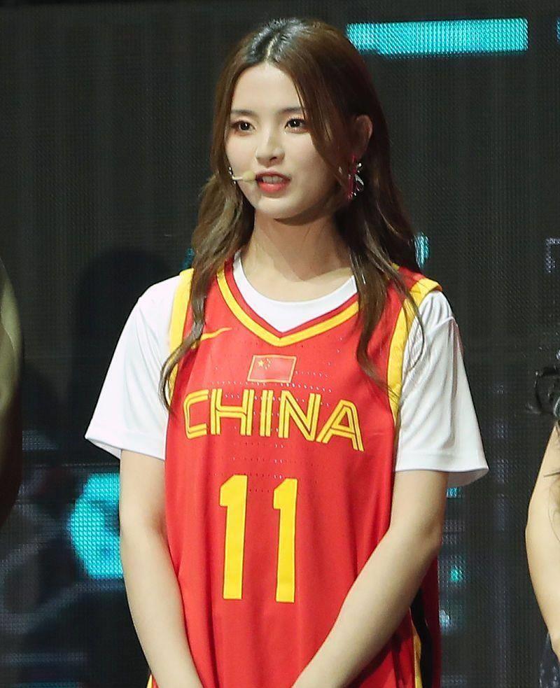 杨超越凭借美丽上位,靠努力证明自己的实力_杨越超_流量_机会