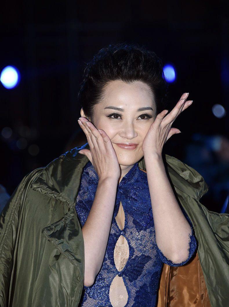 许晴越老越放得开,饱满是身材穿镂空连衣裙,挤得真怕一下子展露