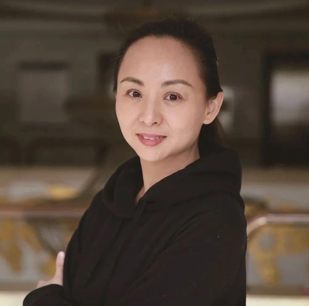 16年前那个在舞台舞台演绎《千手观音》的邰丽华近况如何?