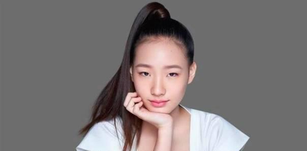 小s 14岁的女儿曦文,厌世脸!大秀一字马白裙翻飞_白色_身材_镜头