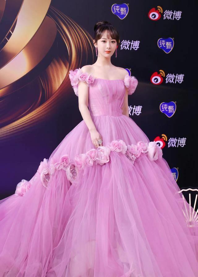 第一套:这件是杨紫出席某品牌活动礼服,一字肩白色甜美拖尾婚纱礼服