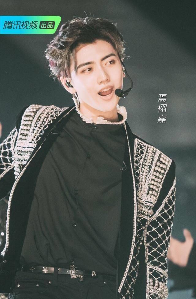 蔡徐坤和焉栩嘉曾经是青梅竹马,现在越来越像了_经历_男生_压力