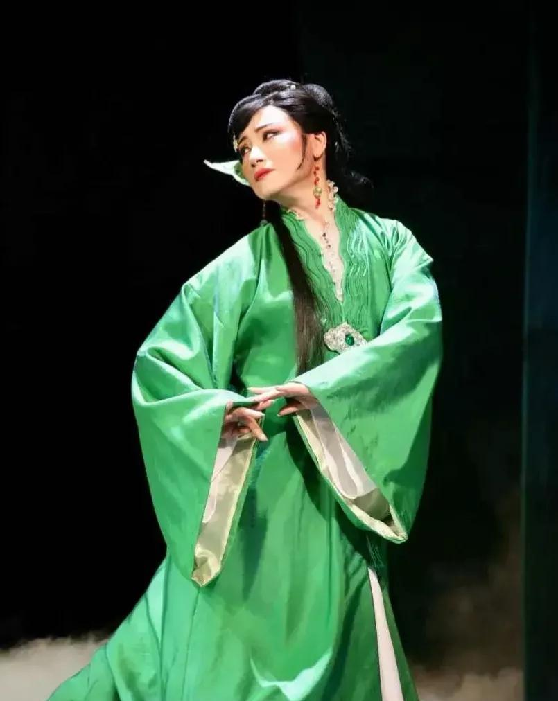 《蝴蝶梦》剧照王志萍不是简单地将《蝴蝶梦》搬上舞台就了事,而是从