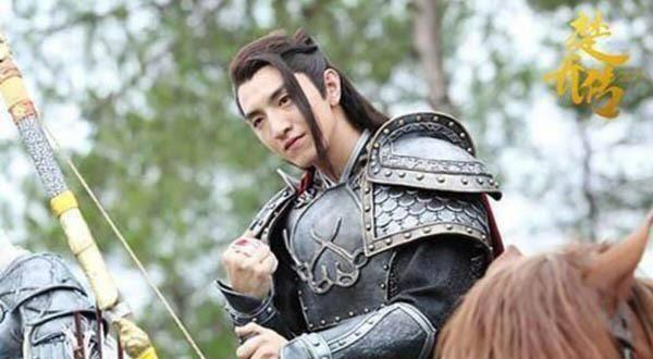 金瀚在《楚乔传》中饰演反派赵西风,是一个十足的坏蛋,当时燕洵全家被