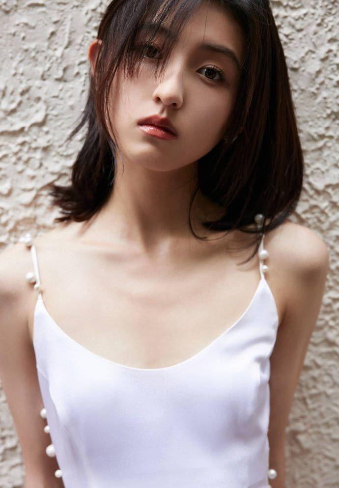 张子枫穿露背吊带裙恬静优雅 抬头望天电影感十足_气质_连衣裙_人们