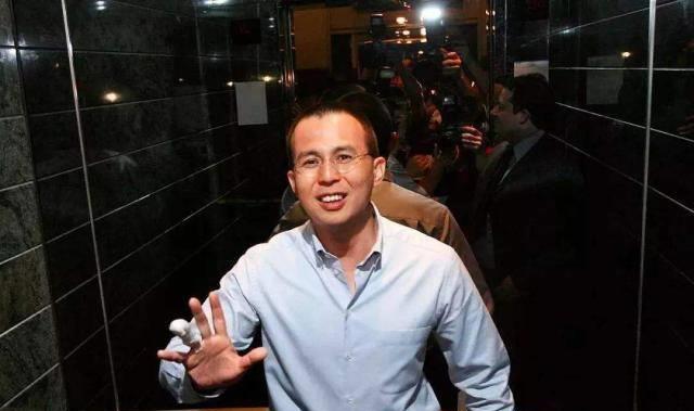 很多人都知道李泽钜被张子强绑架的事情,而在绑架事件发生后,李嘉诚