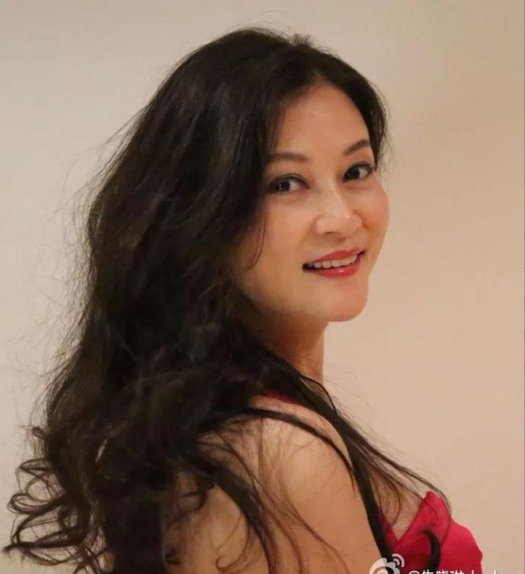 朱晓琳:15岁一曲走红,21岁退出歌坛,现在53岁的她枕边无人_公司_女儿