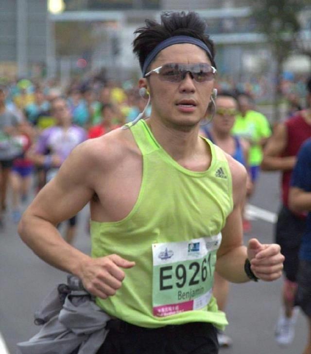 tvb小生袁伟豪为演病人极端节食三个月,病态外形被误会身患绝症_状态