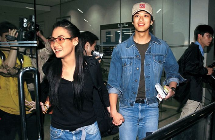 张柏芝穿恨天高走路吃力,坚决不让助理扶,港媒疑其已领证_谢霆锋_孩子