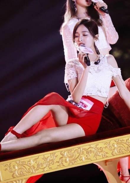 其中孟美岐,吴宣仪,傅菁,紫宁,戚砚笛在合唱《红色高跟鞋》,满屏的