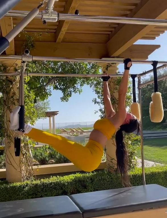 金小妹凯莉炫健身照,细腰让人垂涎,秒杀a4,简直是巴掌小妖精_卡戴珊