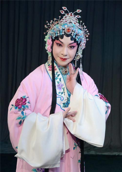 "四大名旦"活跃在舞台上的男旦传人_程派_胡文阁_男性