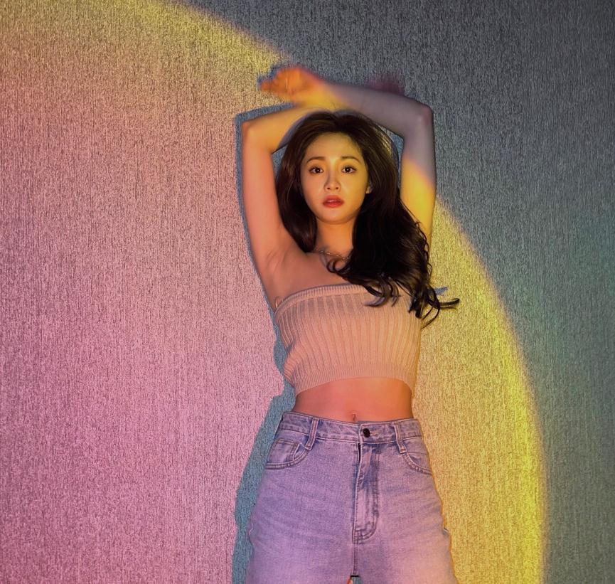 周洁琼晒高难度瑜伽照,紧身健身裤搭配运动背心,好身材让人羡慕_发展