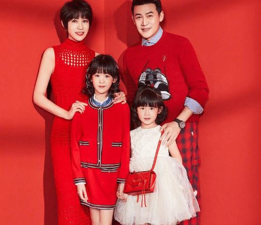 从小到大,鲍蕾与鲍莉的感情一直很亲密,鲍莉不管发生了什么事情都会和