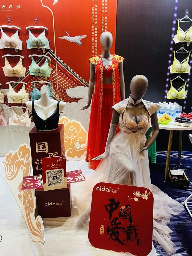 爱戴静态展区采用大面积极具格调的大红色,蕴含着爱戴对中华传统文化